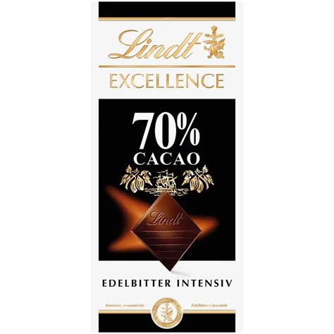 Tafel Lindt EXCELLENCE 70% auf einem Holzbrett mit Kakaobohnen