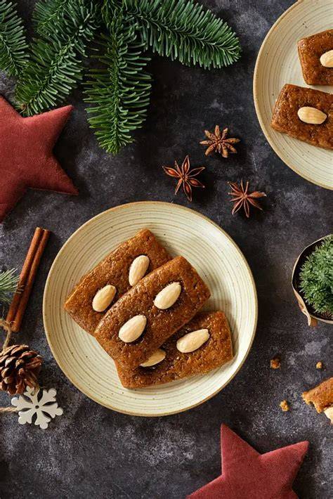 Tafel mit Aachener Printen auf einem weihnachtlich dekorierten Marktstand