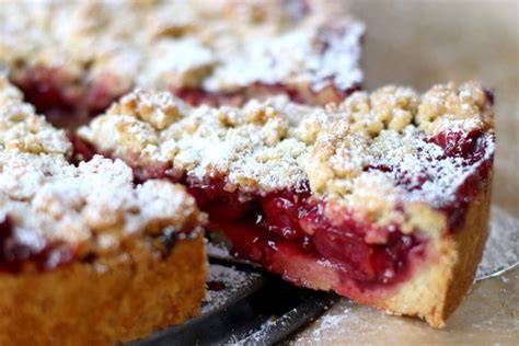 Tafel mit Varianten: Apfel-Streuselkuchen, Kirsch-Streuselkuchen, Rhabarber-Streuselkuchen
