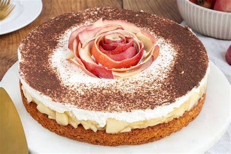 Tafel mit angerichteten Apfel Sahne Kuchen-Stücken - dekorativ mit Zimtpuder bestäubt