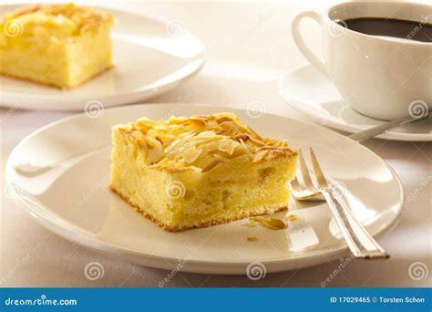 Tafel mit verschiedenen gedeckten Apfelkuchen und Kaffee