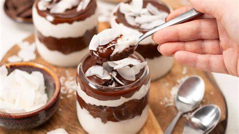 Tag: Rezept-Variante Bounty im Glas - Schichten mit Schokolade und Kokosflocken