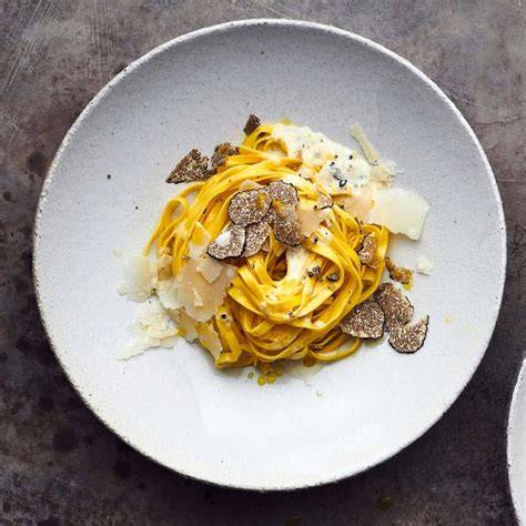 Tagliatelle mit Trüffel-Parmesan-Sauce, gehobelter Trüffel obenauf
