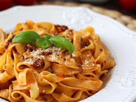 Tagliatelle mit traditioneller Bolognese-Soße