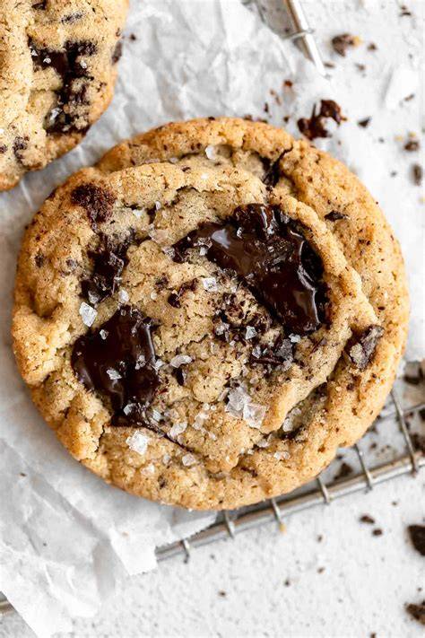 Tahini Chocolate Chip Cookies auf einem Gitter