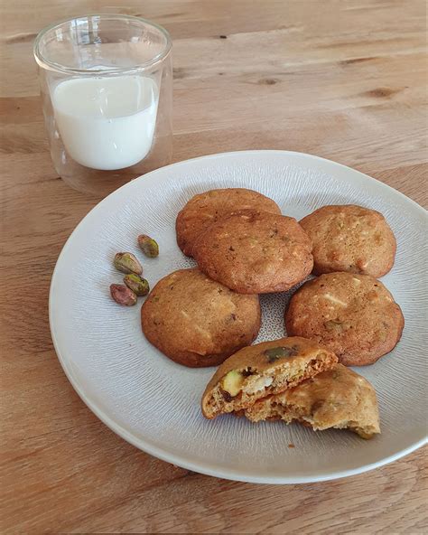Tahini Kekse mit Kardamom und Pistazien auf einem Teller