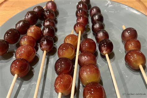 Tanghulu: kandierte Früchte am Spieß mit glänzendem Zuckermantel