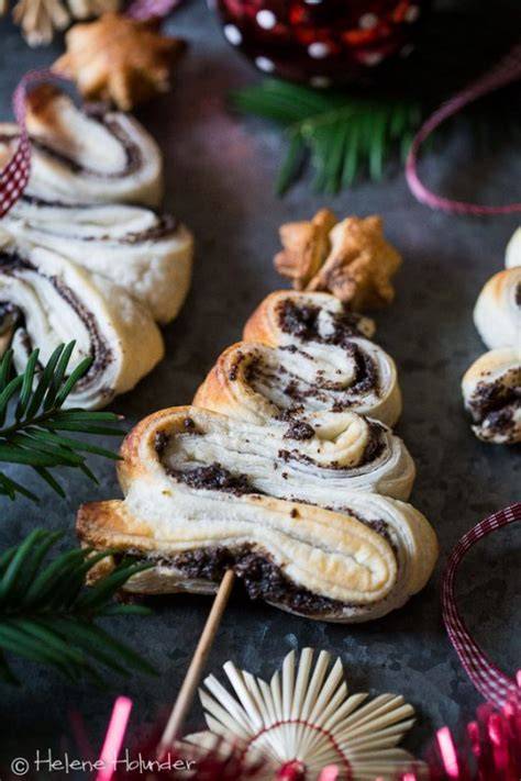 Tannenbäumchen aus Schokolade und Blätterteig als Dessertdekoration
