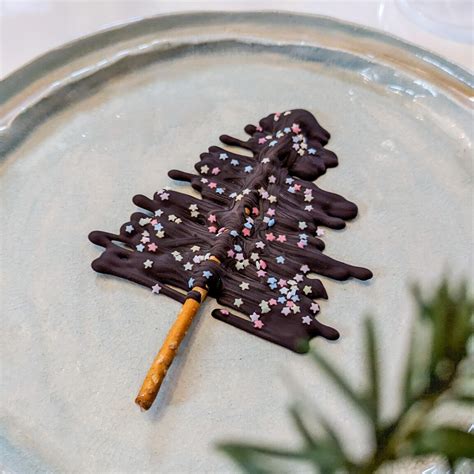 Tannenbaum-Deko aus Schokolade auf Keksstämmchen