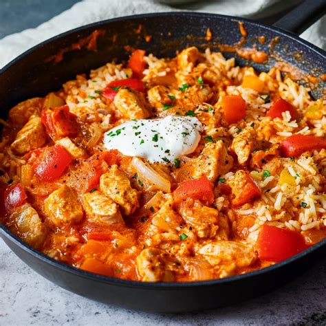 Tapas-Platte mit Honig-Hähnchen und Paprika