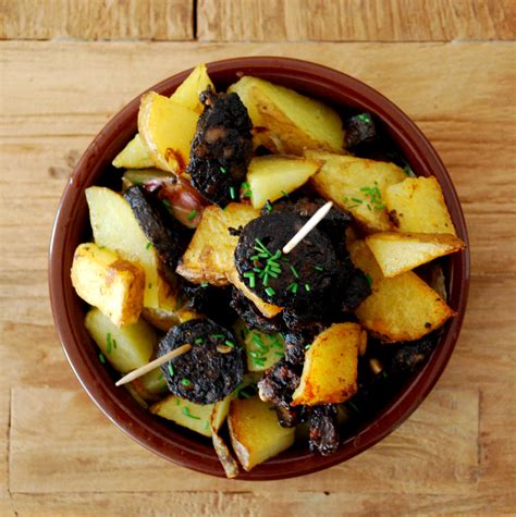 Tapas-Teller mit angebratener Morcilla, Kartoffeln und Paprika
