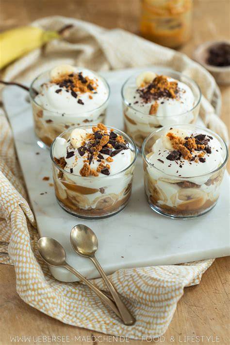 Tapioka-Pudding mit Banane im Glas, garniert mit Erdnuss-Sesam-Karamell