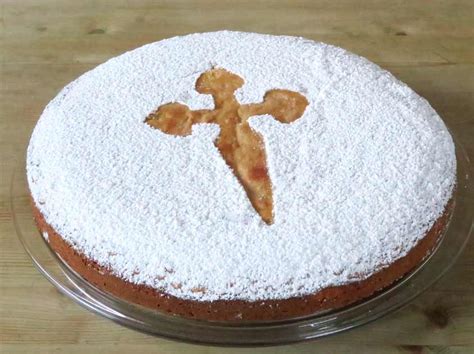 Tarta de Santiago mit Jakobskreuz aus Puderzucker