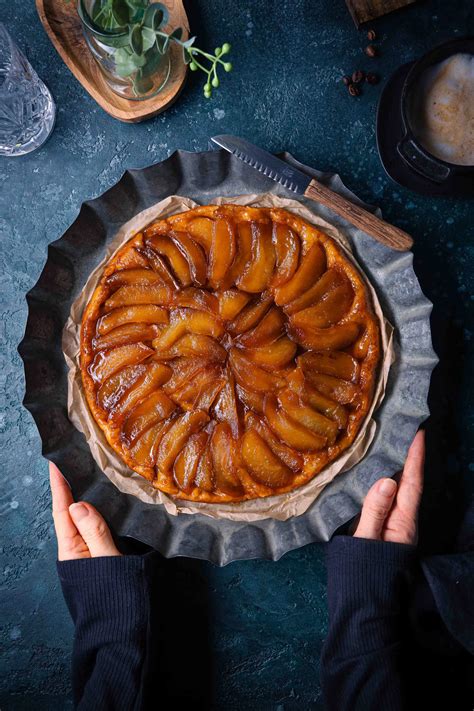 Tarte Tatin beim Stürzen
