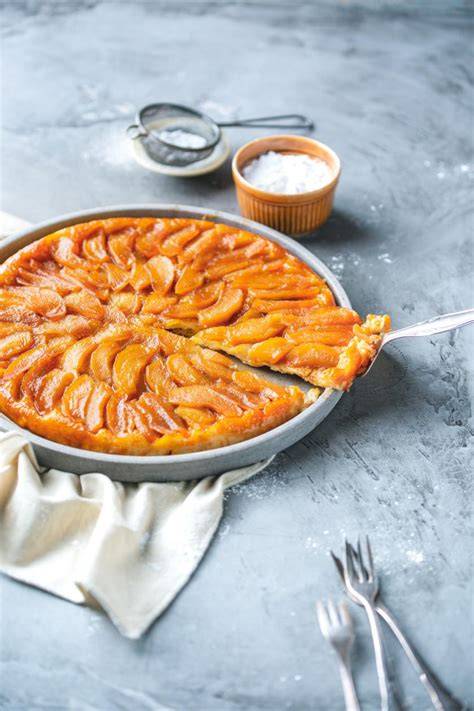 Tarte Tatin frisch nach dem Backen in der Pfanne