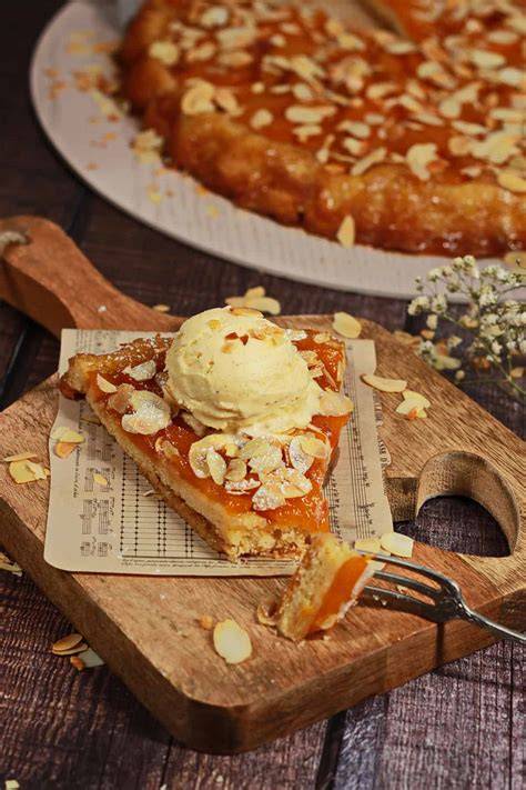 Tarte Tatin und verschiedene Serviervorschläge mit Eis und Sahne
