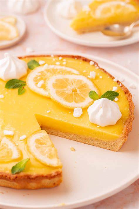 Tarte au citron mit getrockneten Zitronenscheiben