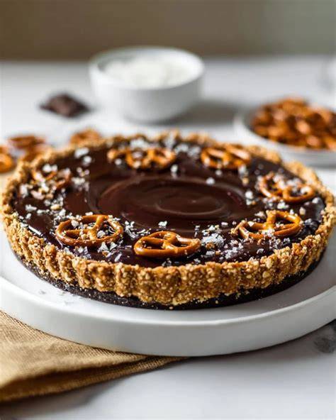 Tarte mit Brezelboden und Schokoladenfüllung