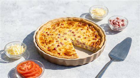 Tarte mit Schinken und geriebenem Käse in einer Springform