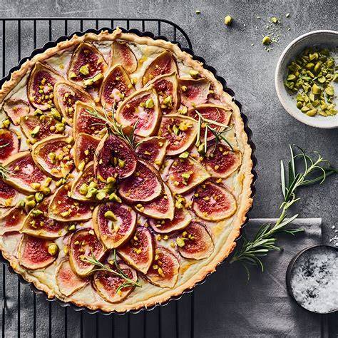 Tarte mit glänzendem Gelee und gehackten Pistazien am Rand