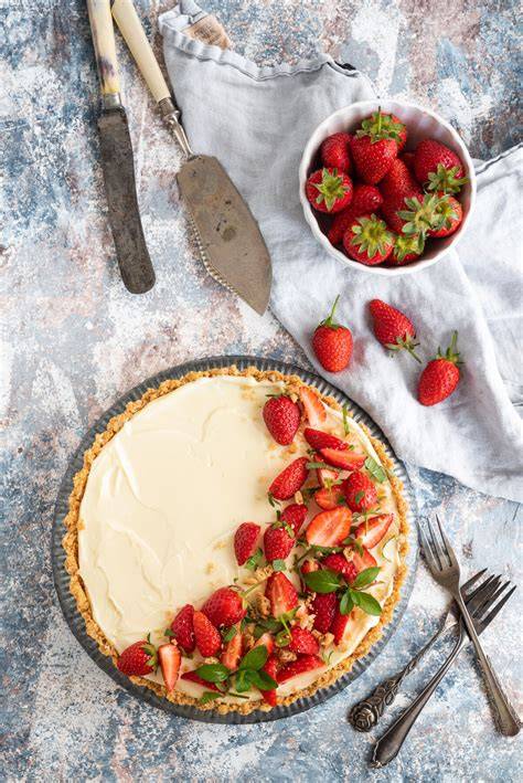 Tarte mit weißer Schokoladencreme und frischen Erdbeeren