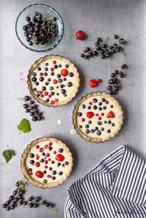Tartelettes: Doppelt gebacken, mit Baiser-Tupfen und Beeren garniert