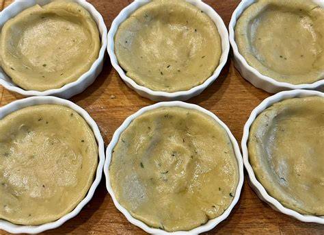Tartelettes in Förmchen, goldgelb gebacken