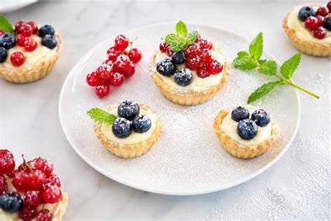 Tartelettes mit Quark-Sahne und frischen Beeren
