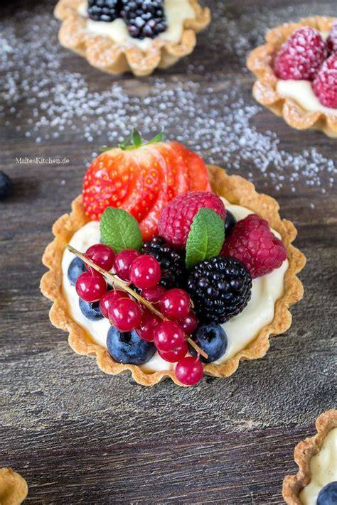 Tartelettes mit gemischten Beeren und Streuseln