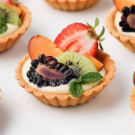Tartelettes-Setup mit Füllung und Obst