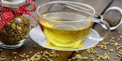 Tasse Fencheltee mit Honig daneben