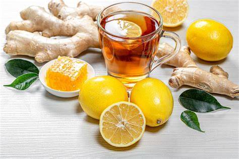 Tasse Honig-Grapefruit-Tee mit frischer Grapefruit und Honig