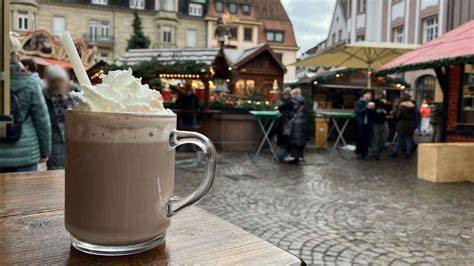 Tasse Kakao mit Rum auf einem Weihnachtsmarkt