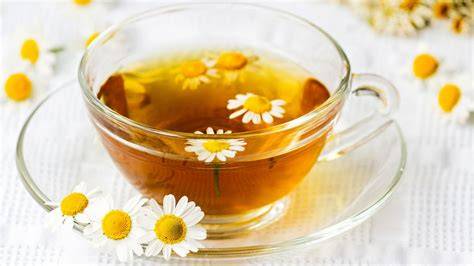 Tasse Kamillentee mit Honig für Gesundheit und Wohlbefinden