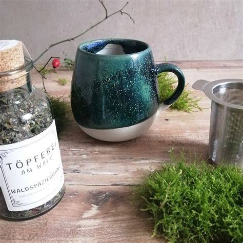 Tasse Kräutertee mit Thermometer und Löffel Manuka-Honig