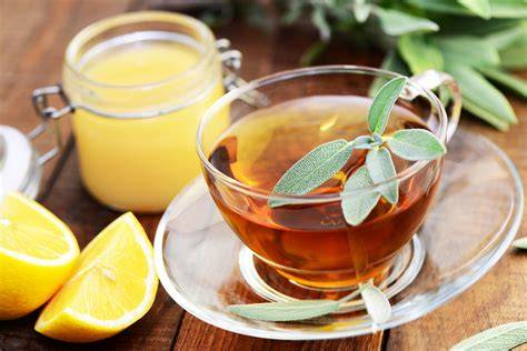 Tasse Salbeitee mit Honig