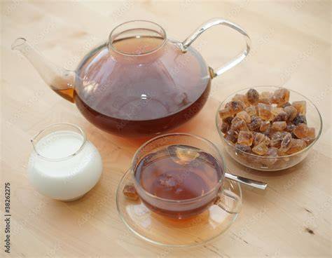 Tasse Schwarztee mit Zucker und Milch - Vergleich Kalorien