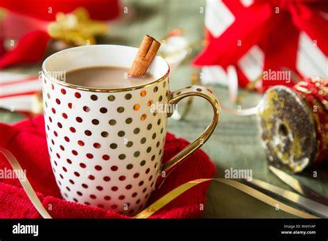 Tasse heißer Kakao mit Schaum und Zimtstange