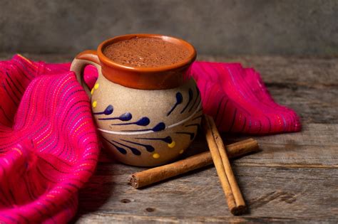 Tasse mexikanische heiße Schokolade mit Chili und Zimtstange