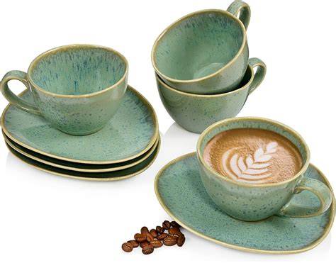 Tassen mit verschiedenen Espresso-Blends und Schokoladentafeln