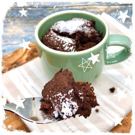 Tassenkuchen mit flüssigem Schokokern in einer großen Tasse