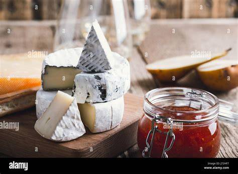 Tasting-Arrangement: Marmelade auf Käseplatte, Frühstückstisch mit Marmeladen