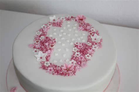 Tauftorte mit Blumen und Kreuz aus Fondant