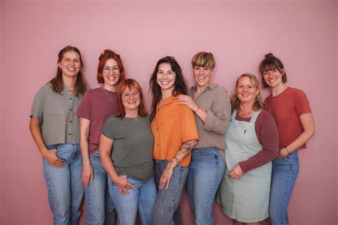 Teamfoto: Rosa & Tobias mit dem Firmenbus im Kakao-Style