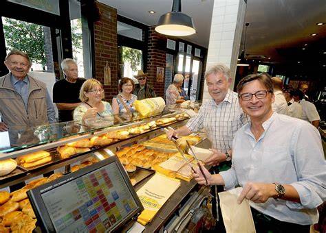 Teamfoto der Bäckerei-Hölter-Staffel hinter der Theke