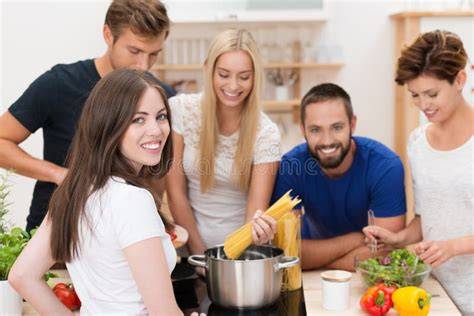 Teamwork in der Küche: Walnusskugeln gemeinsam herstellen