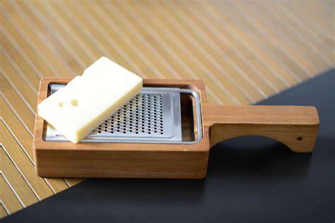 Technik: Marzipan mit der Käsereibe vorbereiten