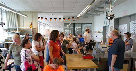 Technik-Setup: Spectra-Mühle, Temperierstation, Handarbeit am Tisch