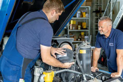 Techniker bei der Wartung einer Eismaschine