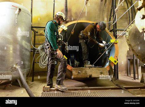 Techniker untersucht Eismaschine